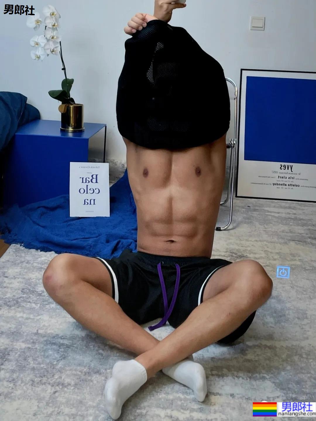 体育生刷屏自拍姿势大赏！学会了你也能掌握流量密码 - 51虹马