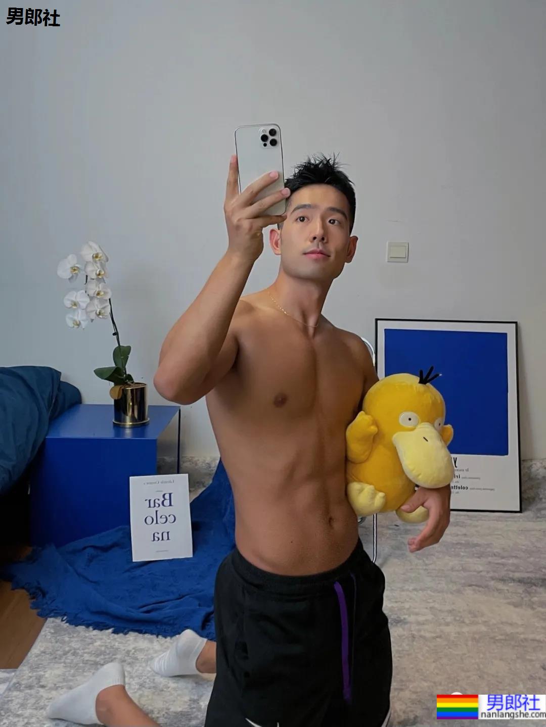 体育生刷屏自拍姿势大赏！学会了你也能掌握流量密码 - 51虹马