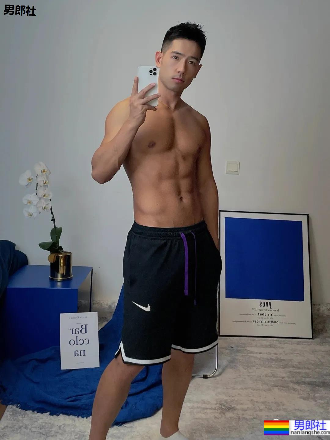 体育生刷屏自拍姿势大赏！学会了你也能掌握流量密码 - 51虹马