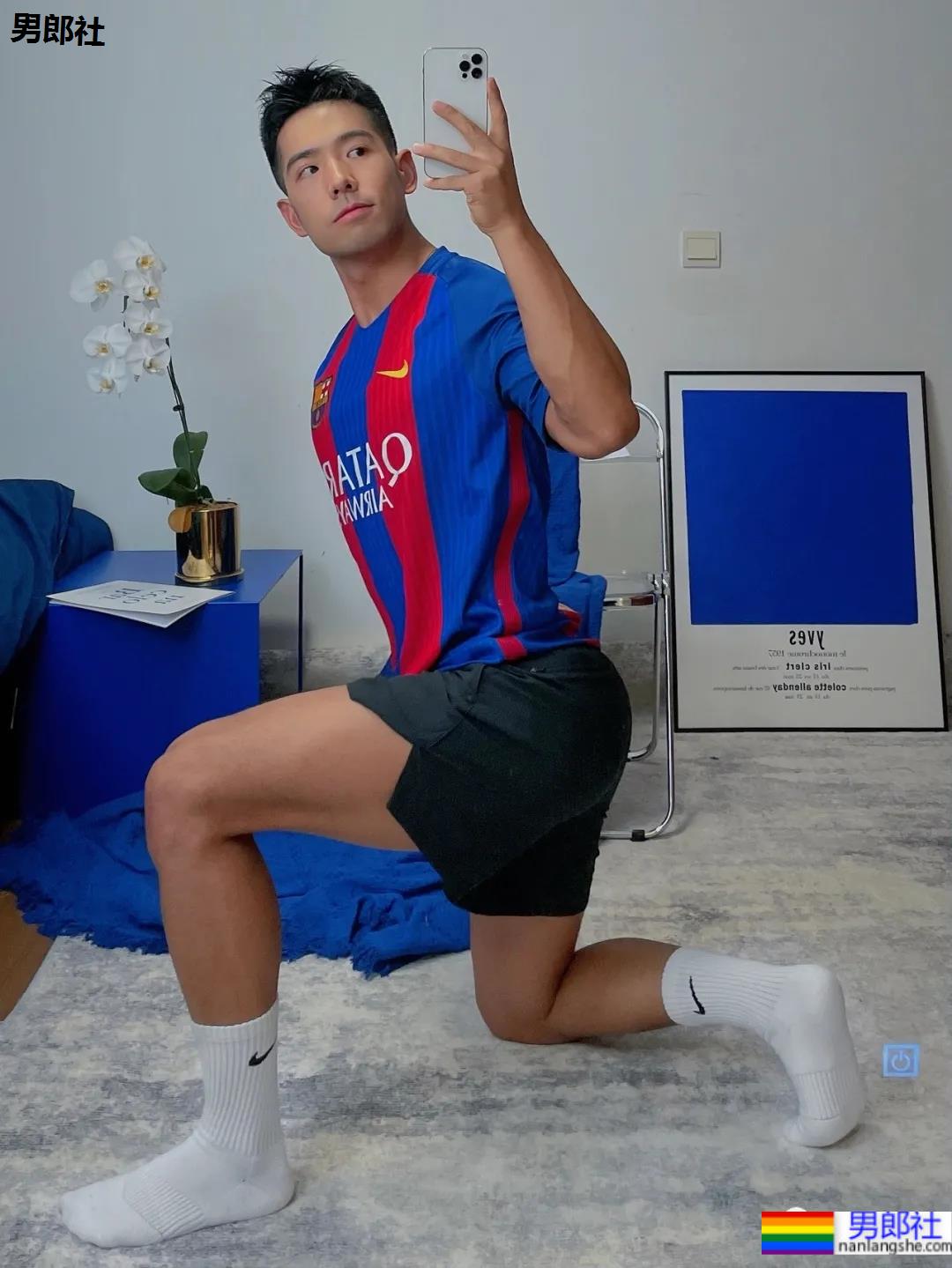 体育生刷屏自拍姿势大赏！学会了你也能掌握流量密码 - 51虹马