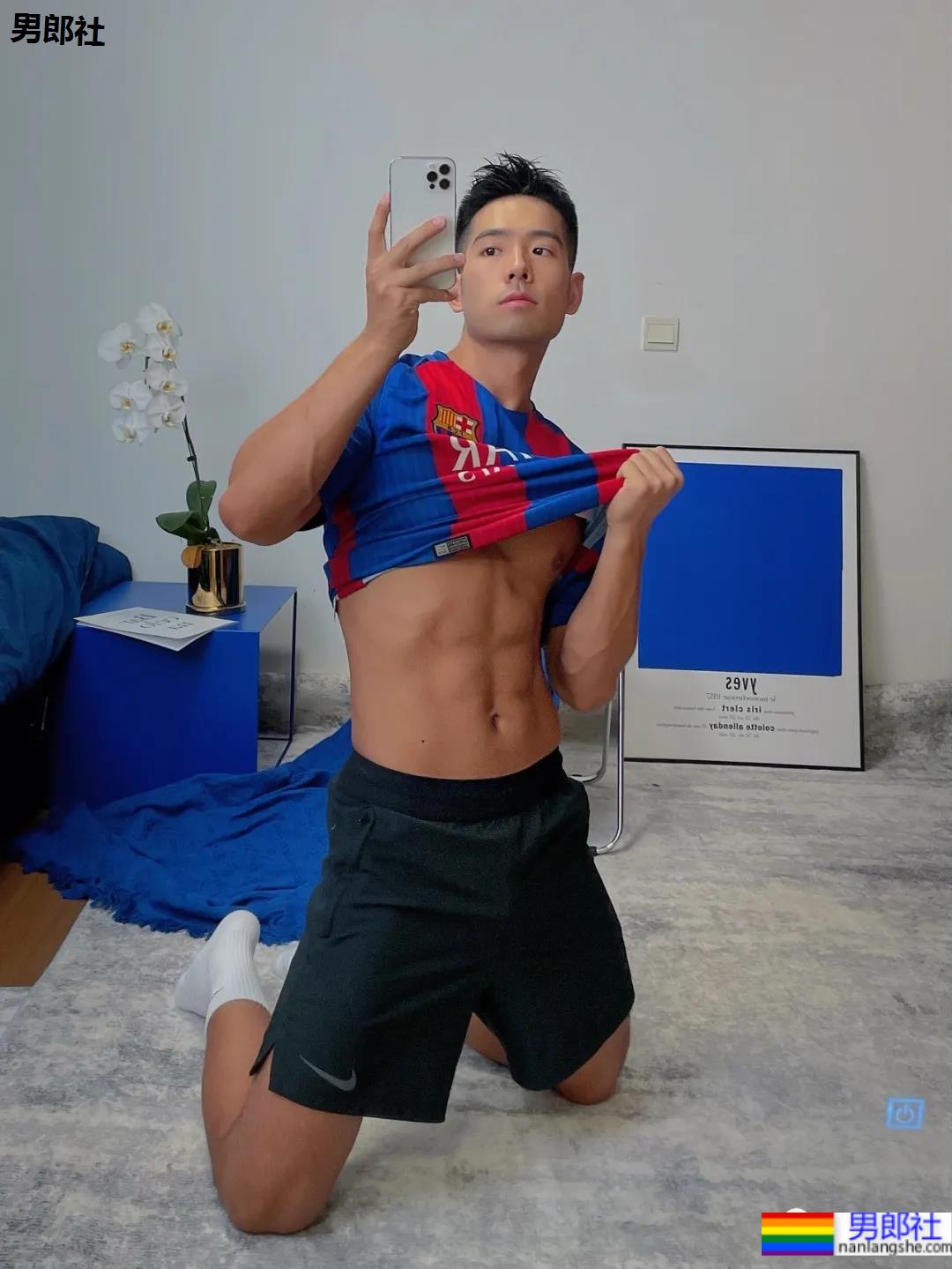 体育生刷屏自拍姿势大赏！学会了你也能掌握流量密码 - 51虹马