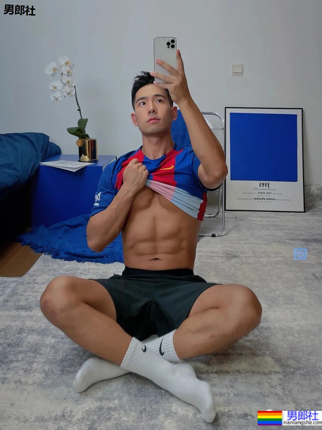 体育生刷屏自拍姿势大赏！学会了你也能掌握流量密码 - 51虹马