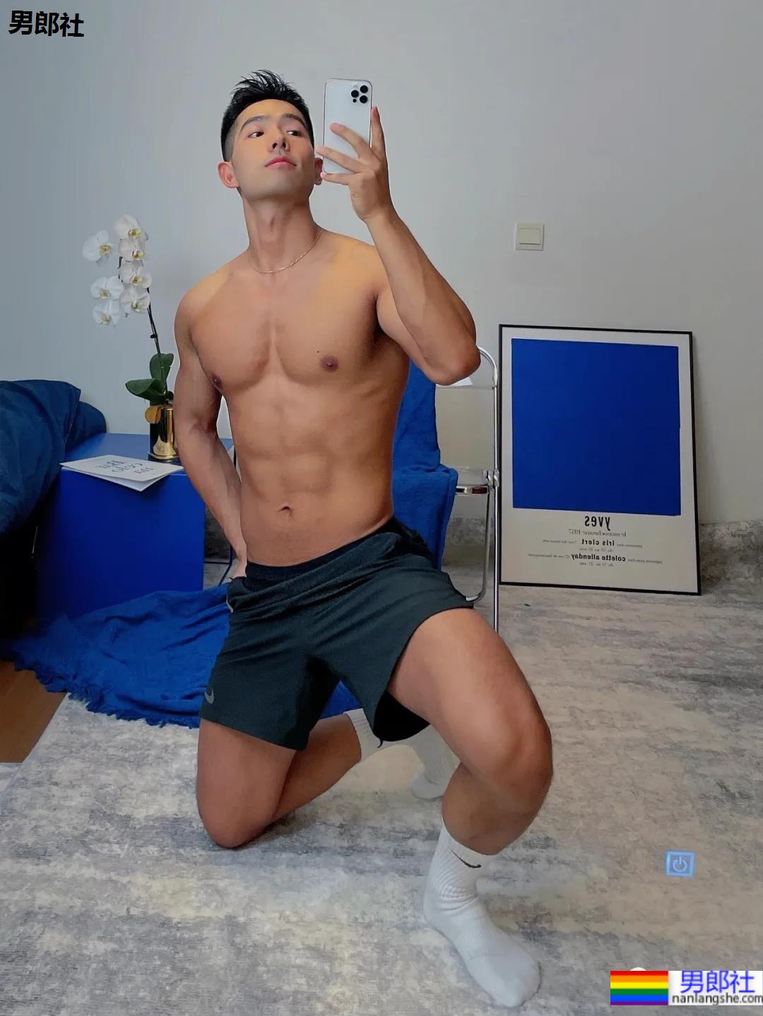 体育生刷屏自拍姿势大赏！学会了你也能掌握流量密码 - 51虹马