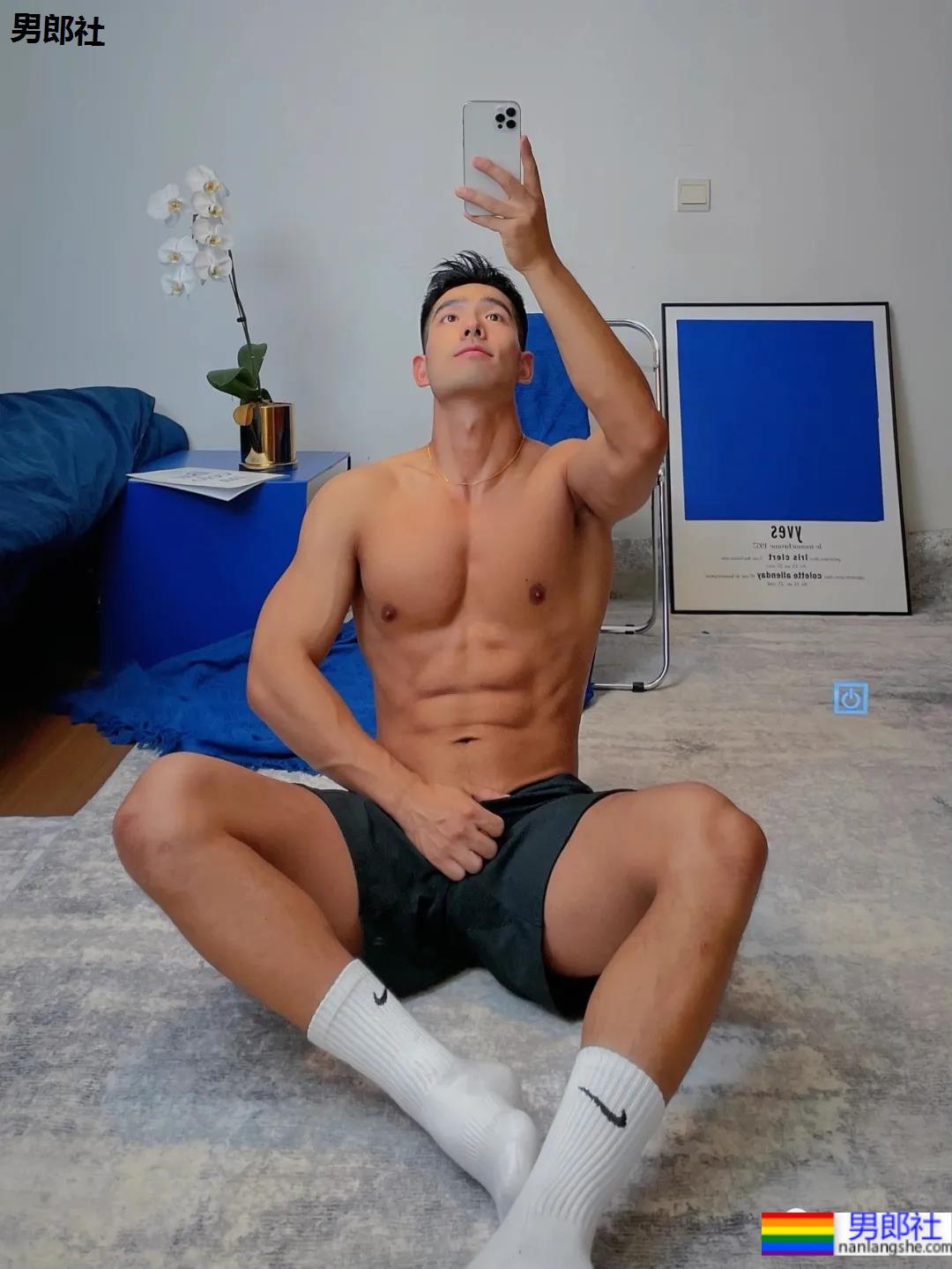 体育生刷屏自拍姿势大赏！学会了你也能掌握流量密码 - 51虹马