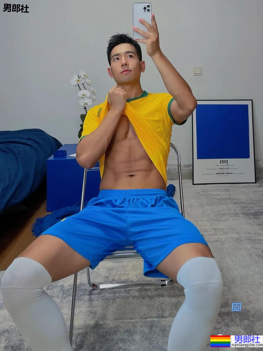 体育生刷屏自拍姿势大赏！学会了你也能掌握流量密码 - 51虹马