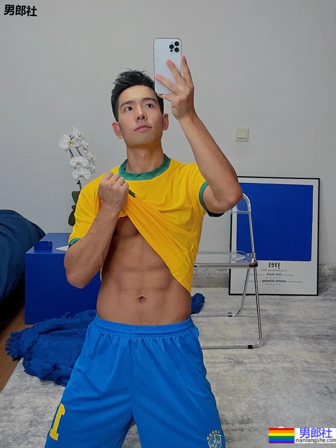 体育生刷屏自拍姿势大赏！学会了你也能掌握流量密码 - 51虹马