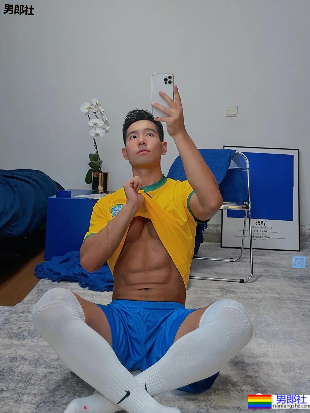 体育生刷屏自拍姿势大赏！学会了你也能掌握流量密码 - 51虹马