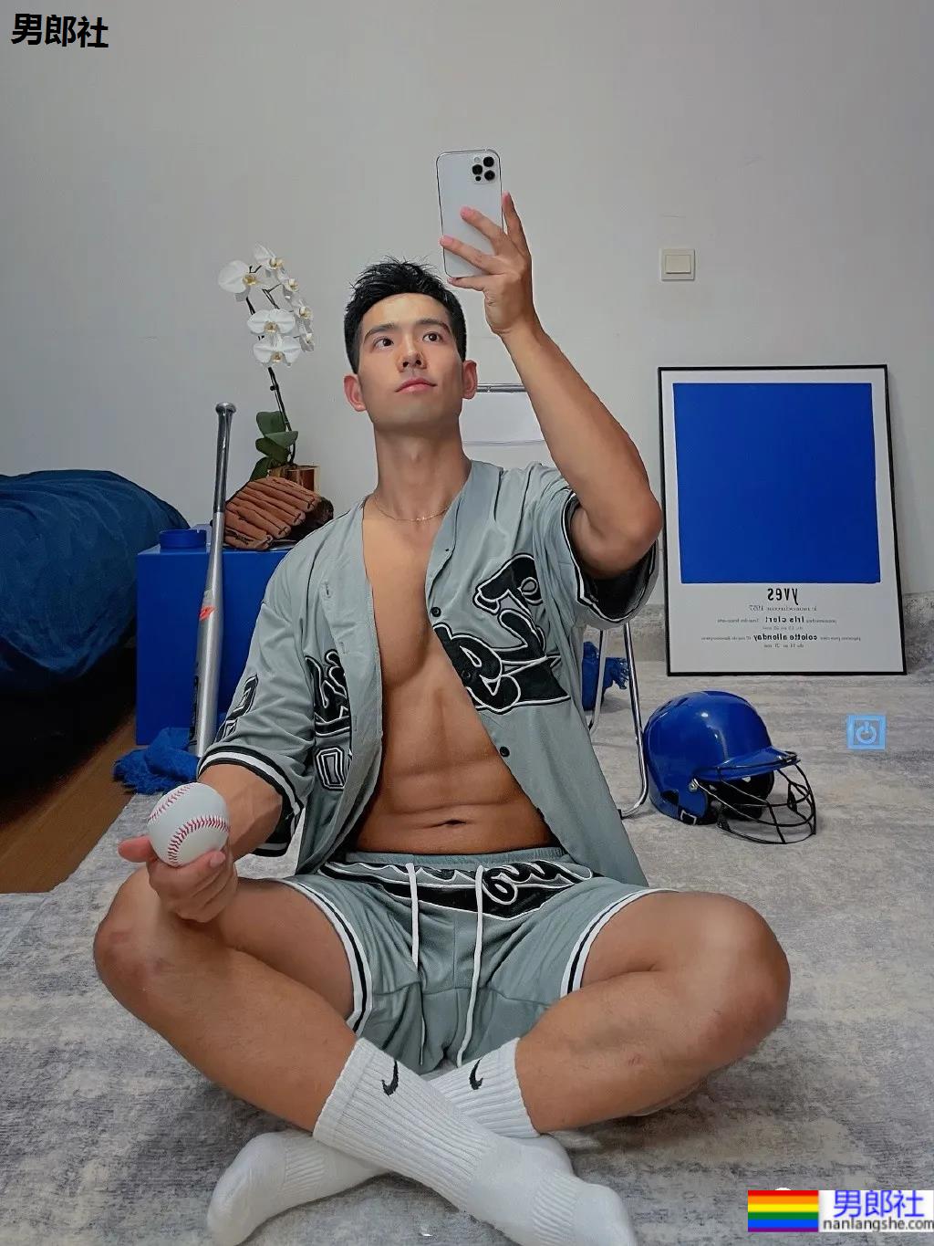 体育生刷屏自拍姿势大赏！学会了你也能掌握流量密码 - 51虹马