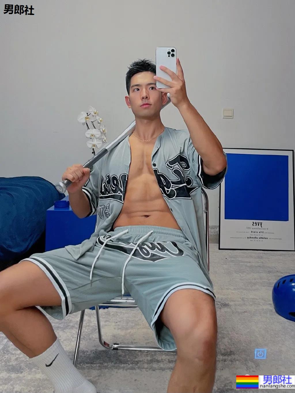 体育生刷屏自拍姿势大赏！学会了你也能掌握流量密码 - 51虹马