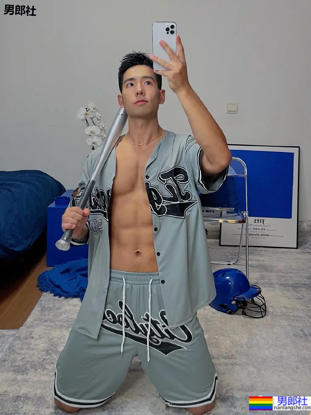 体育生刷屏自拍姿势大赏！学会了你也能掌握流量密码 - 51虹马