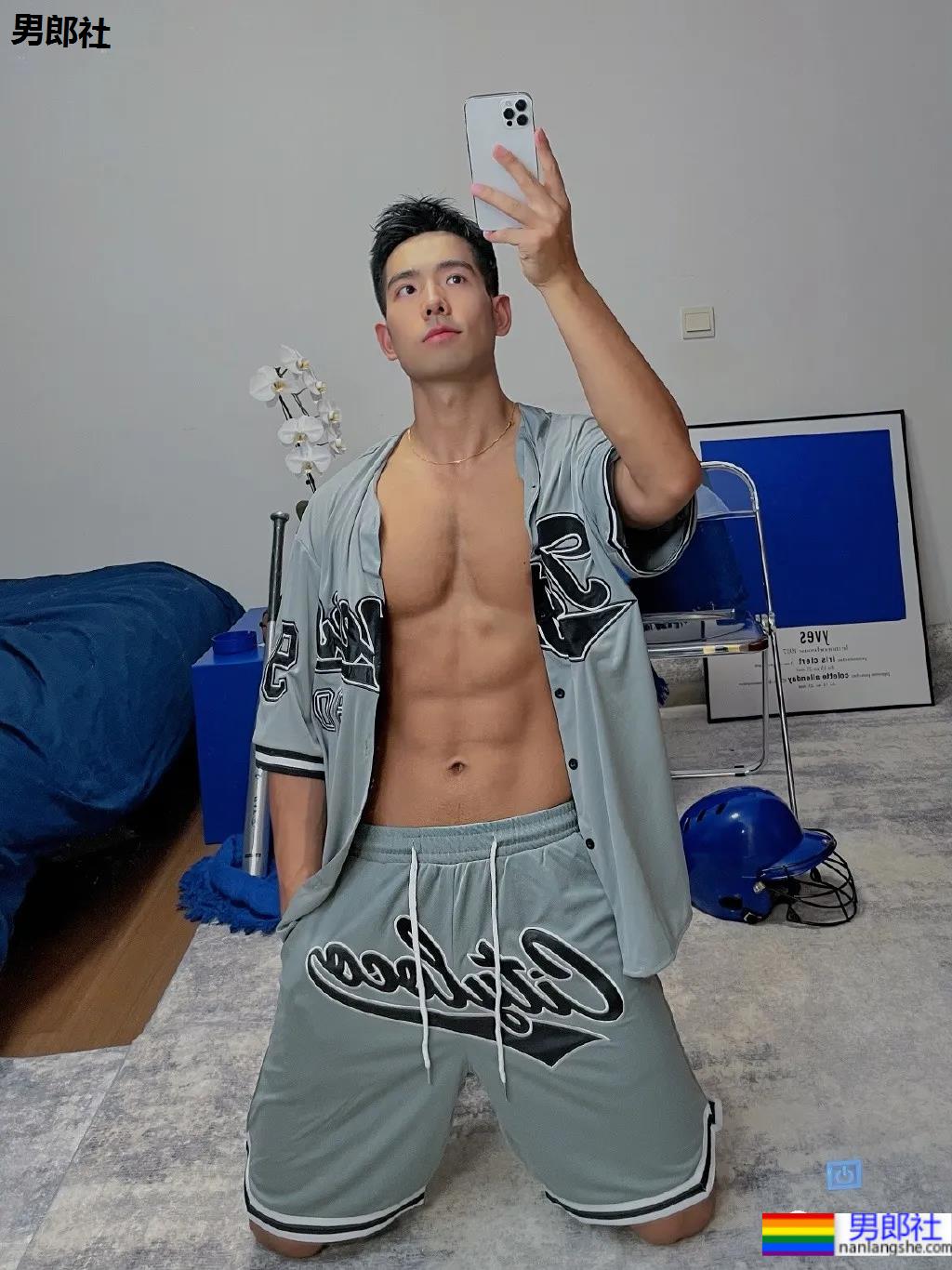 体育生刷屏自拍姿势大赏！学会了你也能掌握流量密码 - 51虹马