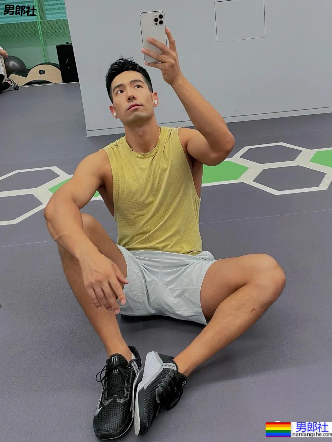 体育生刷屏自拍姿势大赏！学会了你也能掌握流量密码 - 51虹马