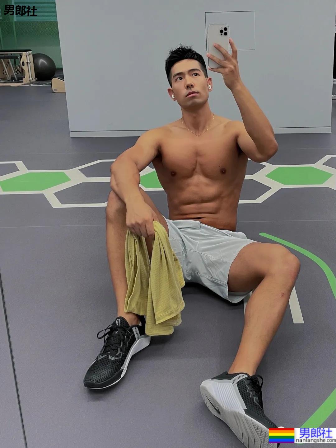 体育生刷屏自拍姿势大赏！学会了你也能掌握流量密码 - 51虹马