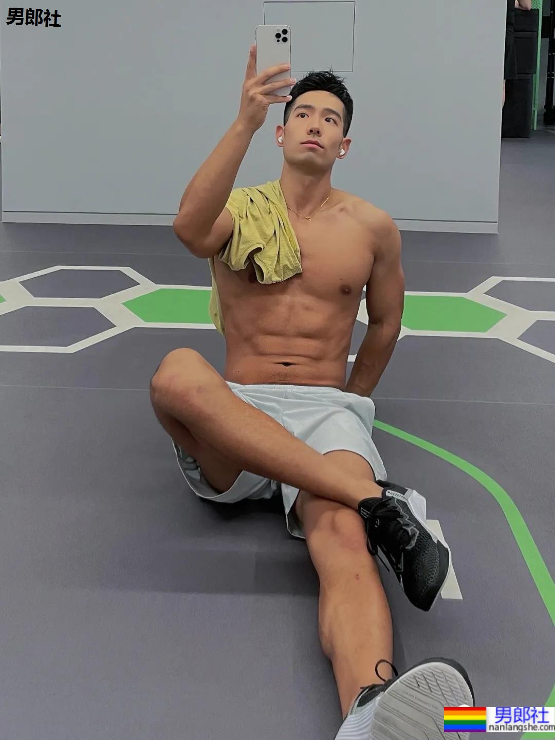 体育生刷屏自拍姿势大赏！学会了你也能掌握流量密码 - 51虹马