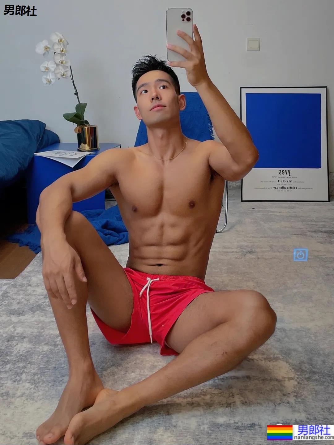 体育生刷屏自拍姿势大赏！学会了你也能掌握流量密码 - 51虹马