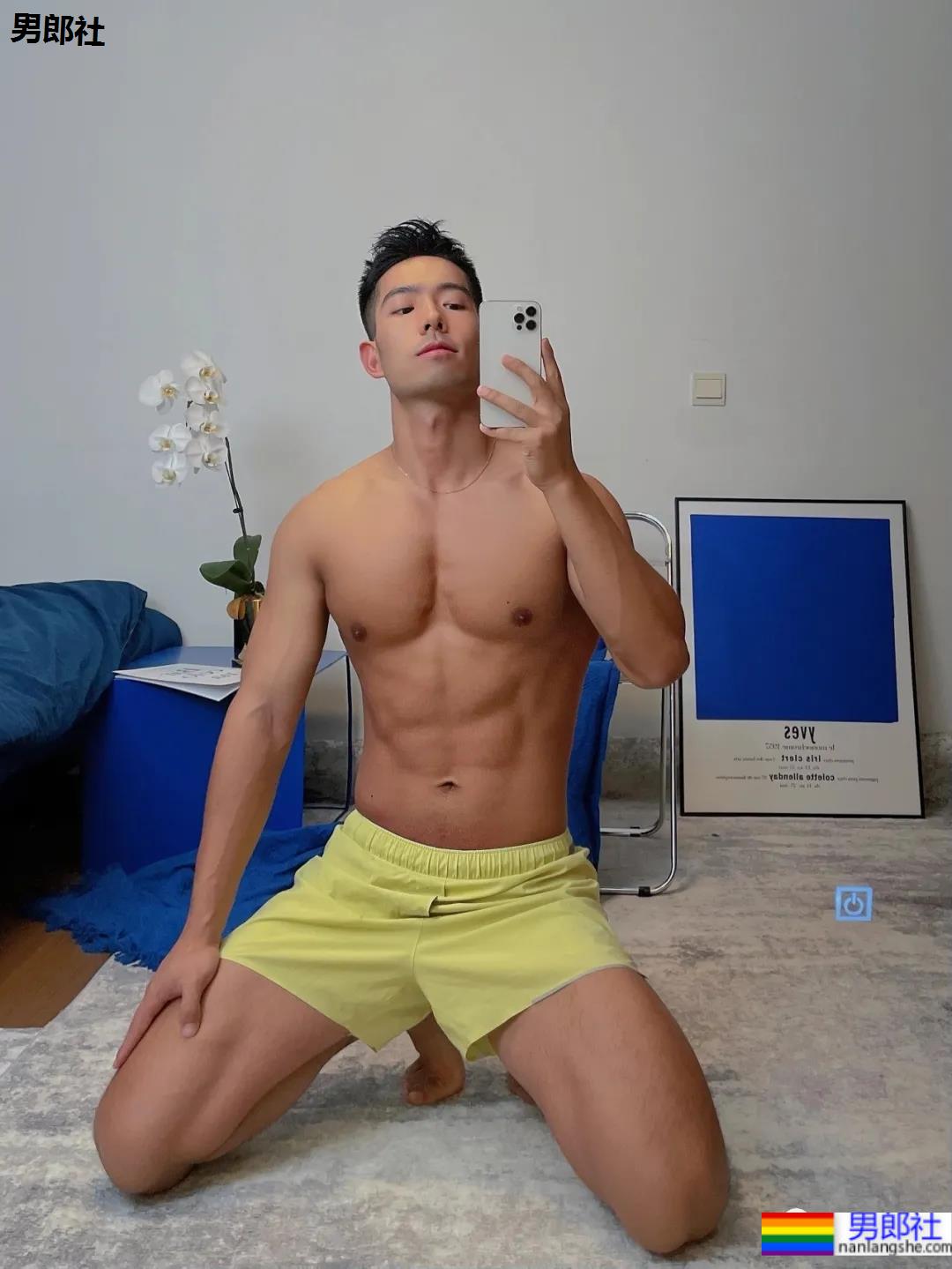 体育生刷屏自拍姿势大赏！学会了你也能掌握流量密码 - 51虹马