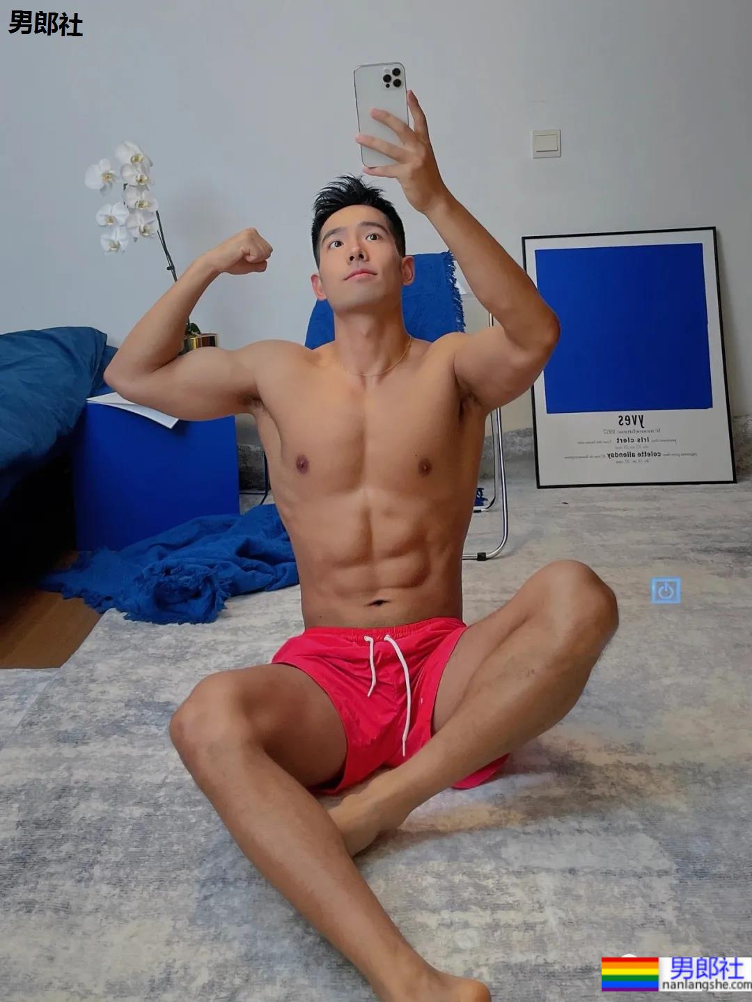 体育生刷屏自拍姿势大赏！学会了你也能掌握流量密码 - 51虹马