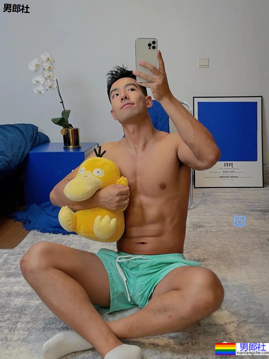 体育生刷屏自拍姿势大赏！学会了你也能掌握流量密码 - 51虹马