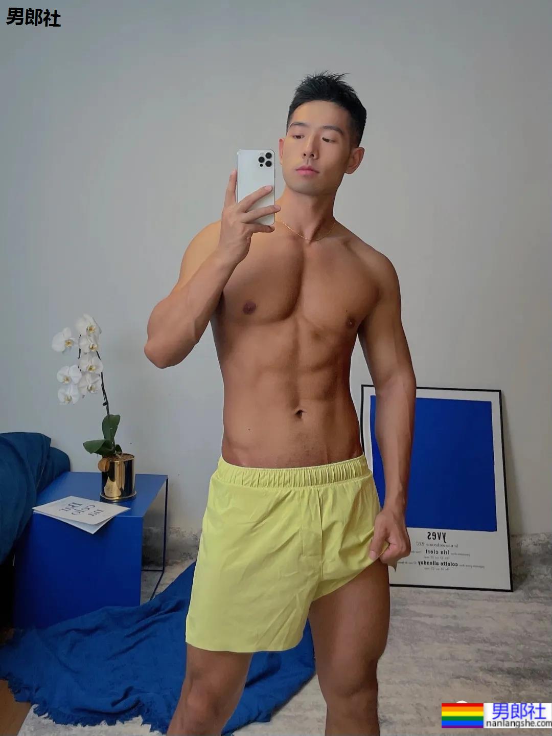 体育生刷屏自拍姿势大赏！学会了你也能掌握流量密码 - 51虹马