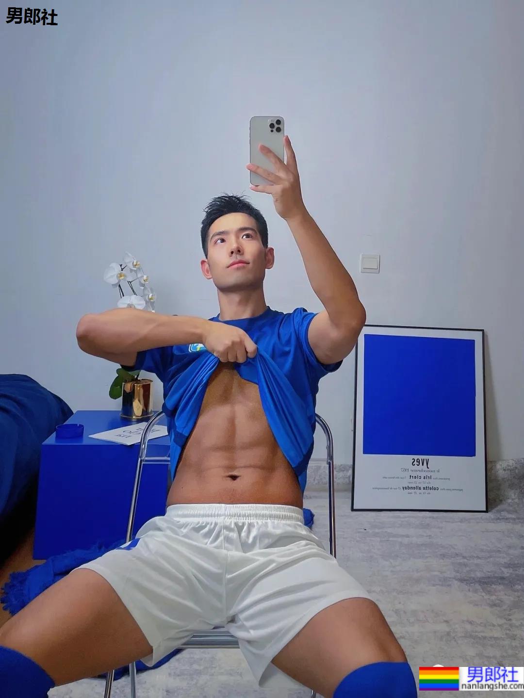 体育生刷屏自拍姿势大赏！学会了你也能掌握流量密码 - 51虹马