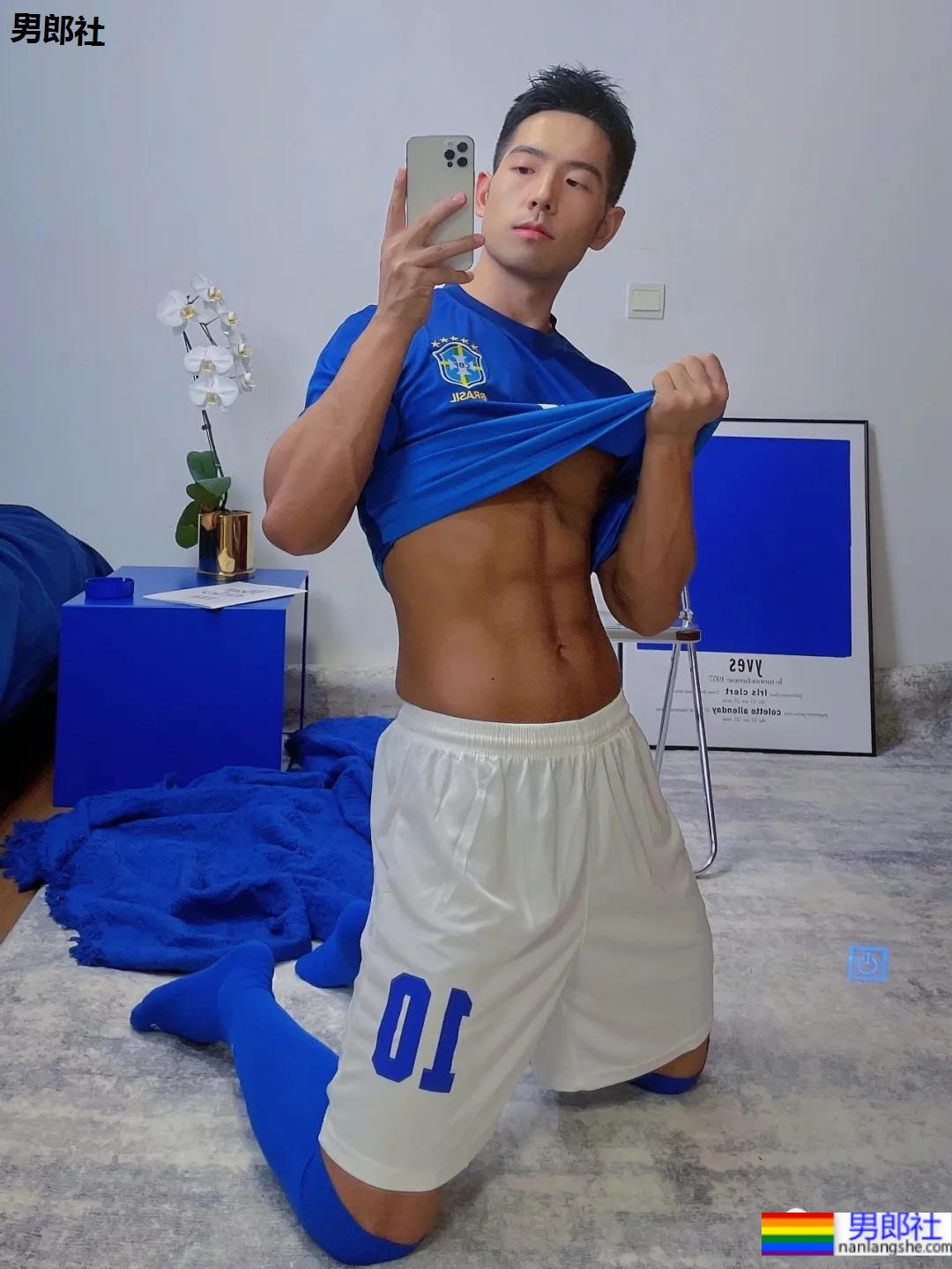 体育生刷屏自拍姿势大赏！学会了你也能掌握流量密码 - 51虹马