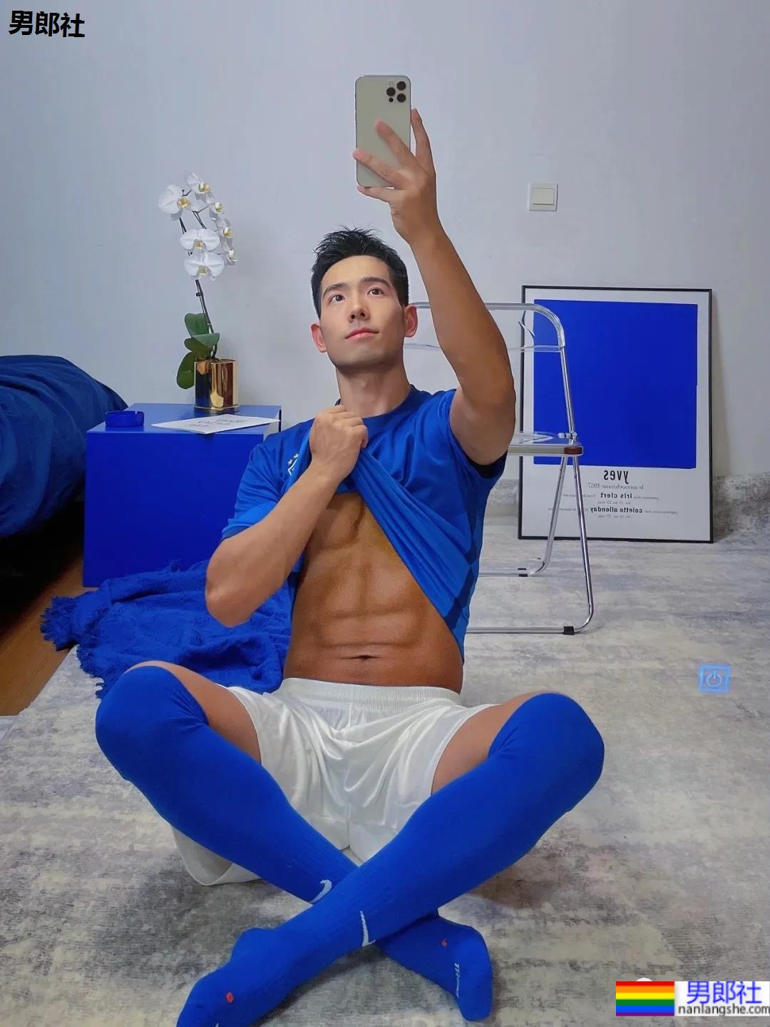 体育生刷屏自拍姿势大赏！学会了你也能掌握流量密码 - 51虹马