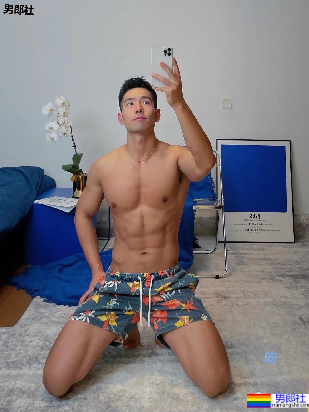 体育生刷屏自拍姿势大赏！学会了你也能掌握流量密码 - 51虹马