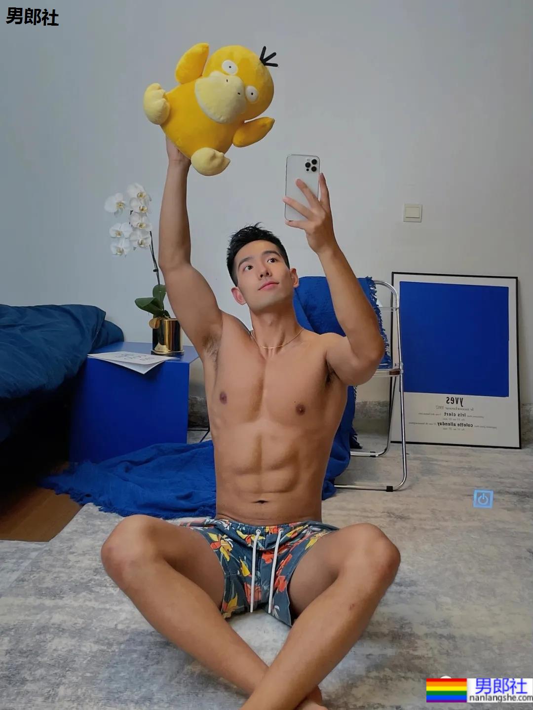 体育生刷屏自拍姿势大赏！学会了你也能掌握流量密码 - 51虹马