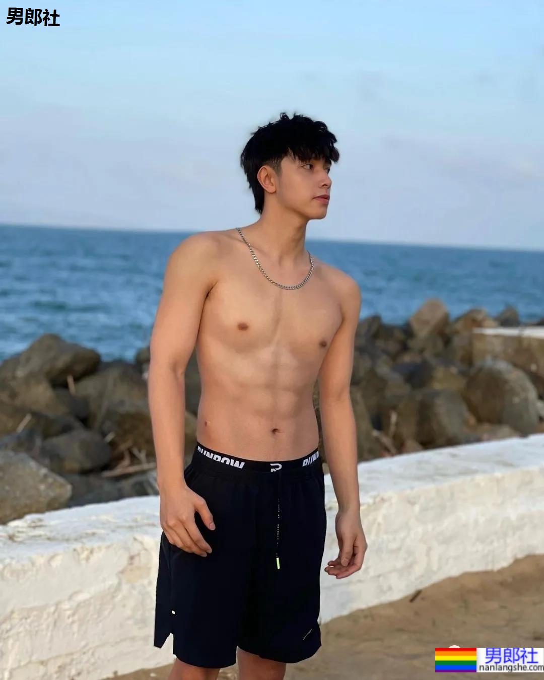 撞脸宋威龙的薄肌小奶狗穿紧身衣爆红，这身子我馋了！ - 51虹马