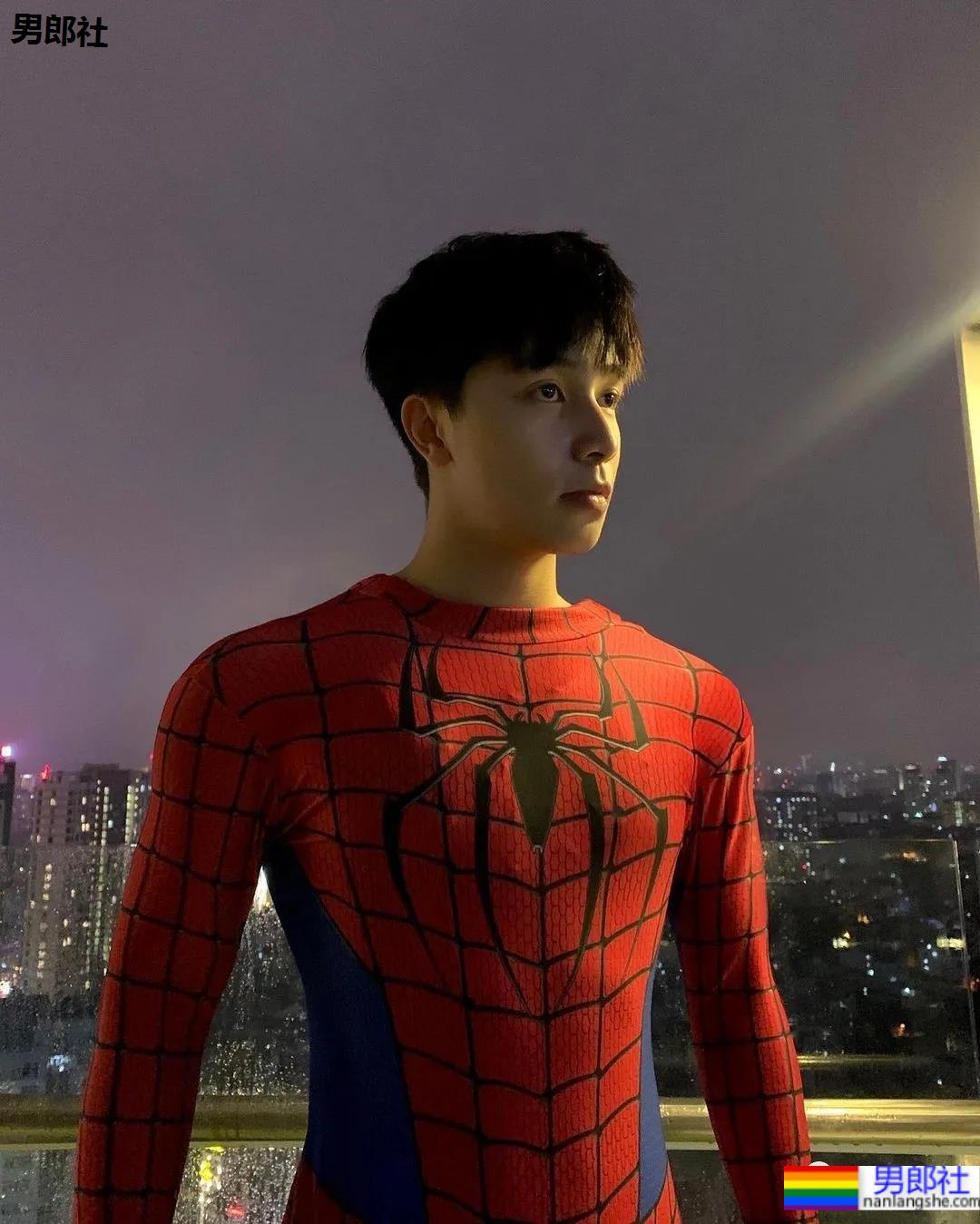 撞脸宋威龙的薄肌小奶狗穿紧身衣爆红，这身子我馋了！ - 51虹马