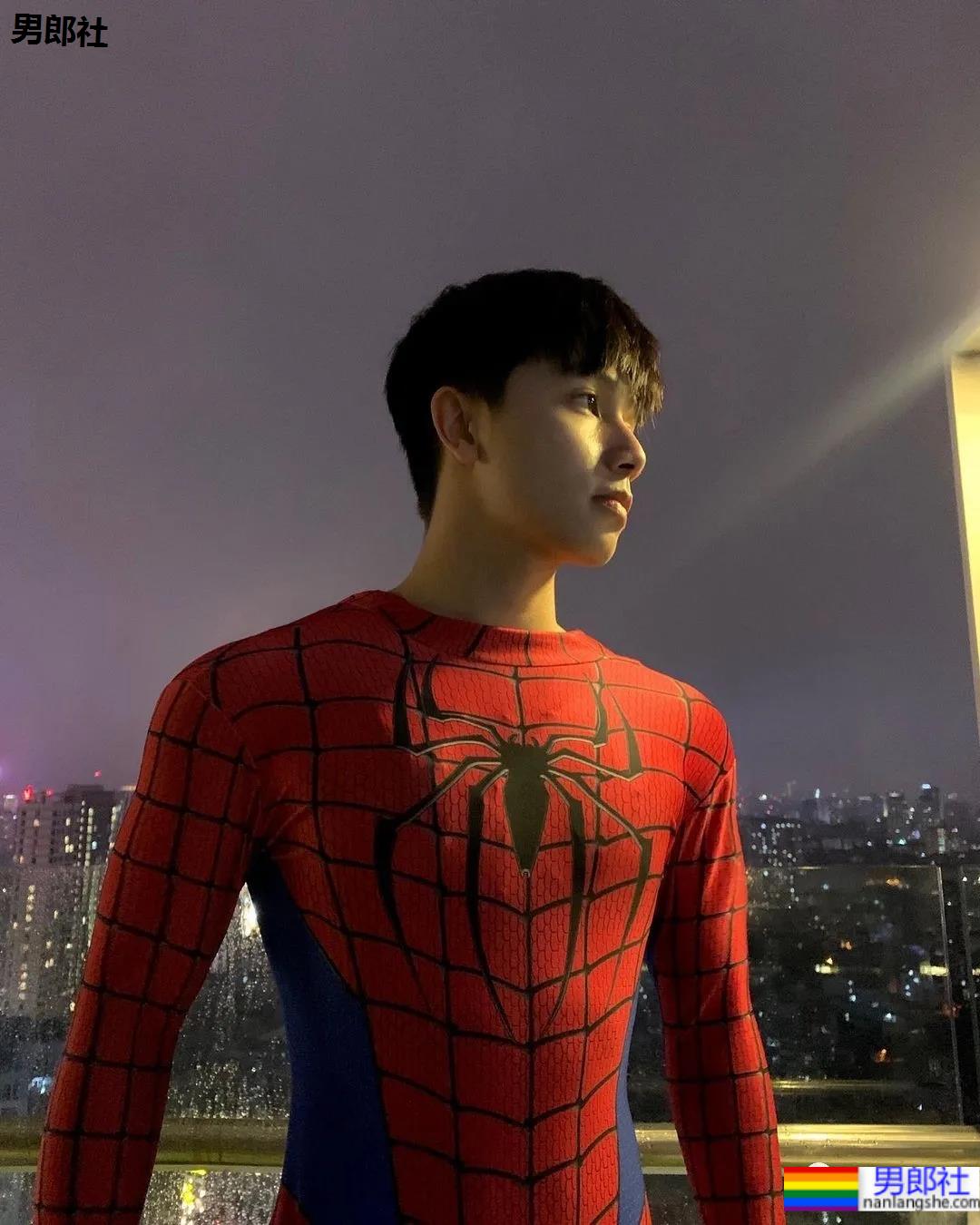 撞脸宋威龙的薄肌小奶狗穿紧身衣爆红，这身子我馋了！ - 51虹马