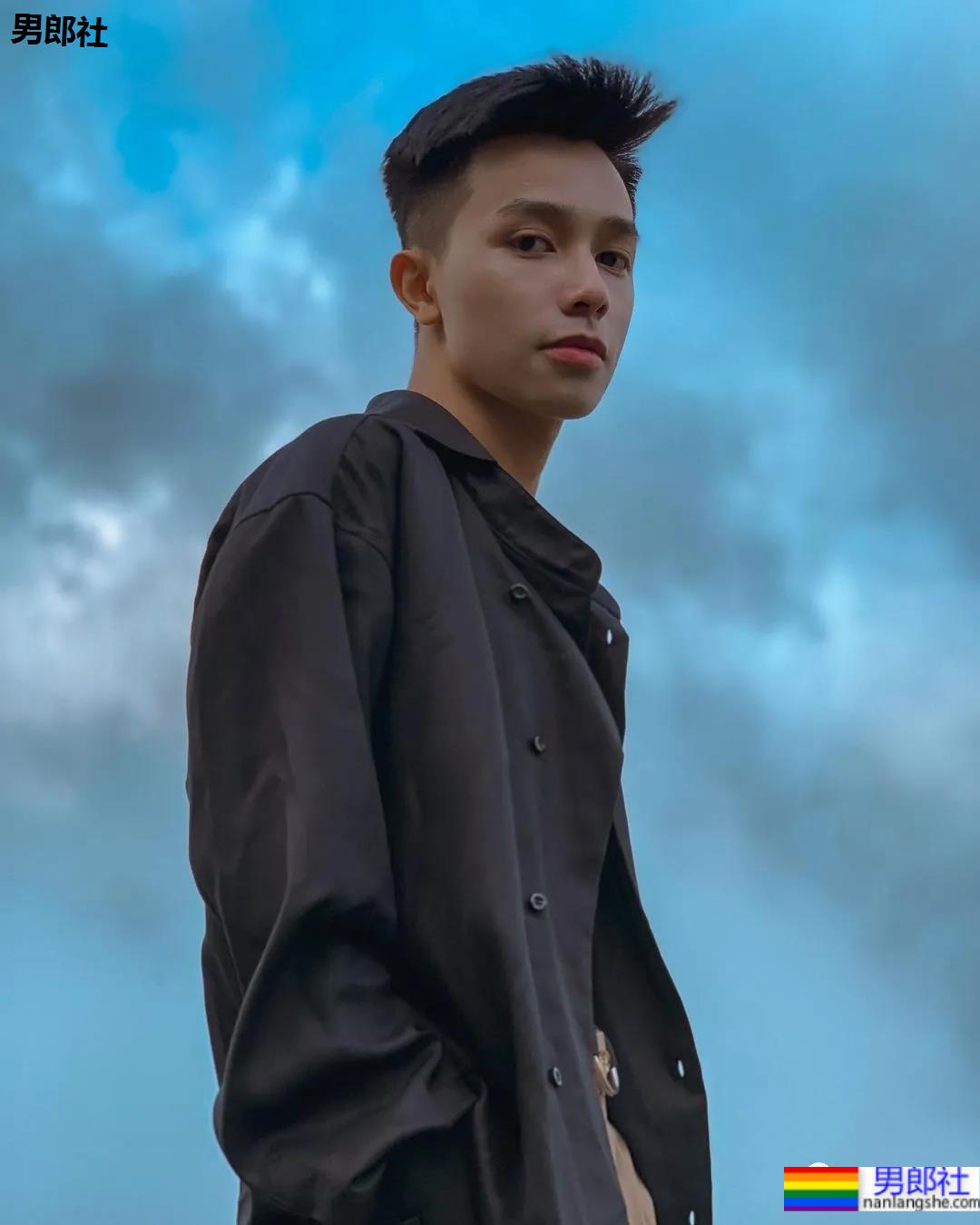 撞脸宋威龙的薄肌小奶狗穿紧身衣爆红，这身子我馋了！ - 51虹马