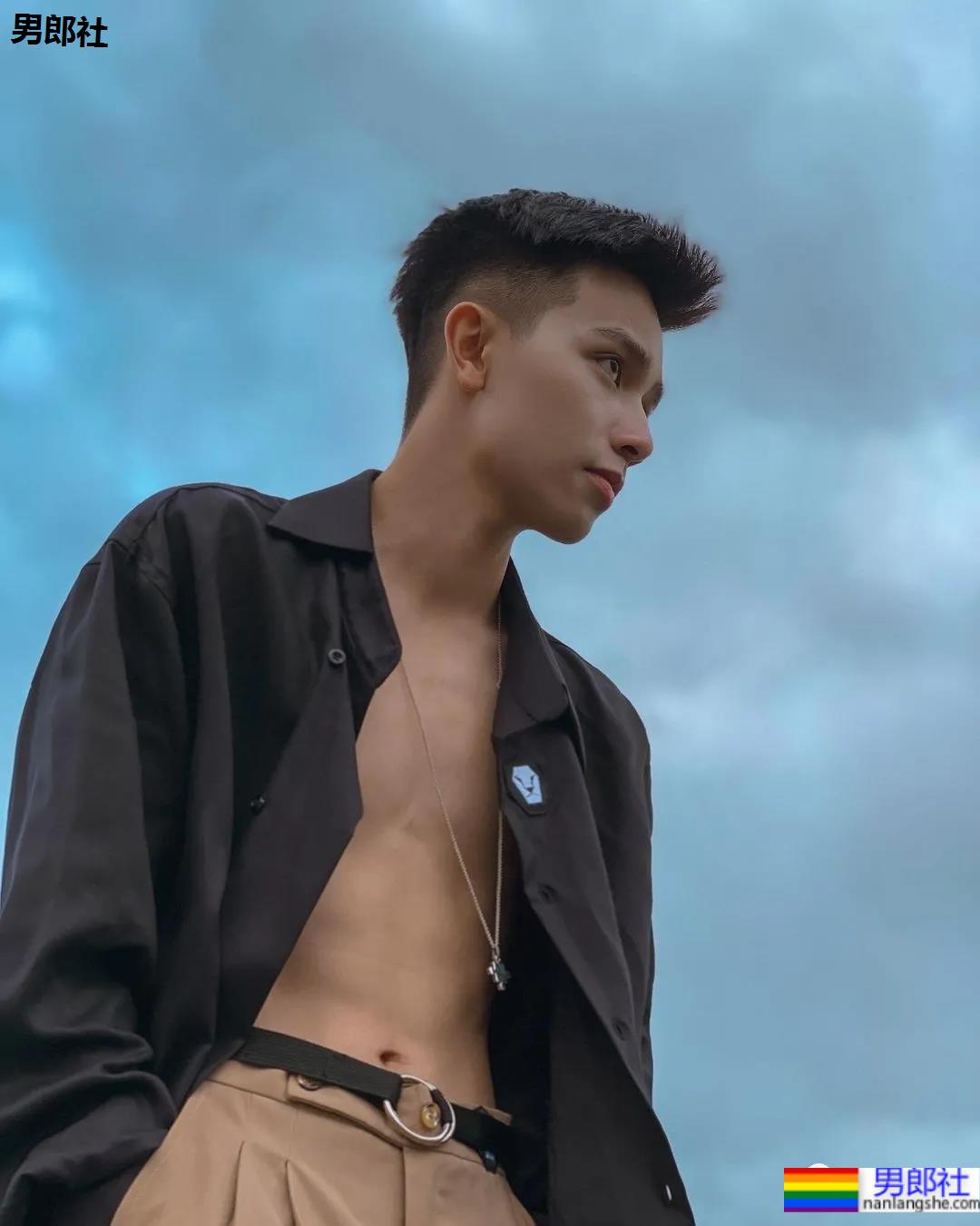 撞脸宋威龙的薄肌小奶狗穿紧身衣爆红，这身子我馋了！ - 51虹马