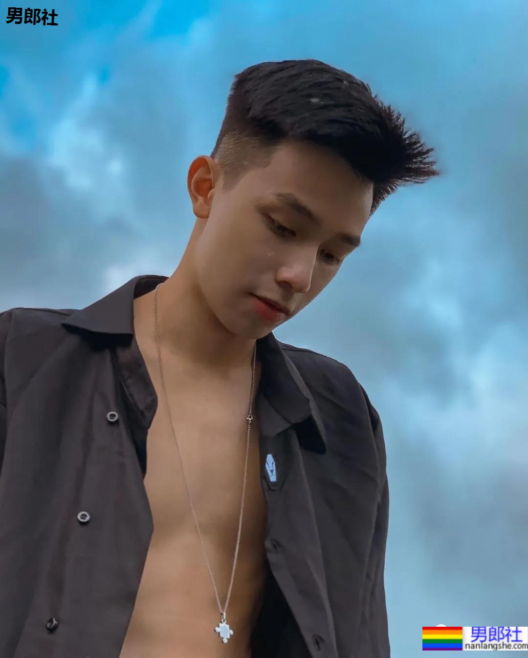 撞脸宋威龙的薄肌小奶狗穿紧身衣爆红，这身子我馋了！ - 51虹马