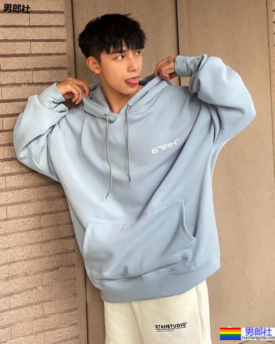 撞脸宋威龙的薄肌小奶狗穿紧身衣爆红，这身子我馋了！ - 51虹马