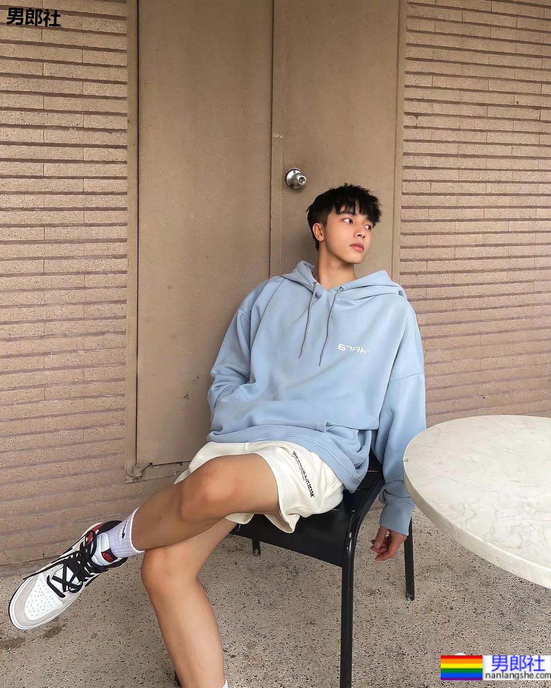 撞脸宋威龙的薄肌小奶狗穿紧身衣爆红，这身子我馋了！ - 51虹马