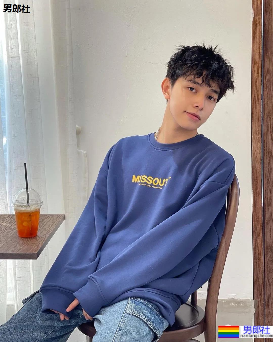 撞脸宋威龙的薄肌小奶狗穿紧身衣爆红，这身子我馋了！ - 51虹马