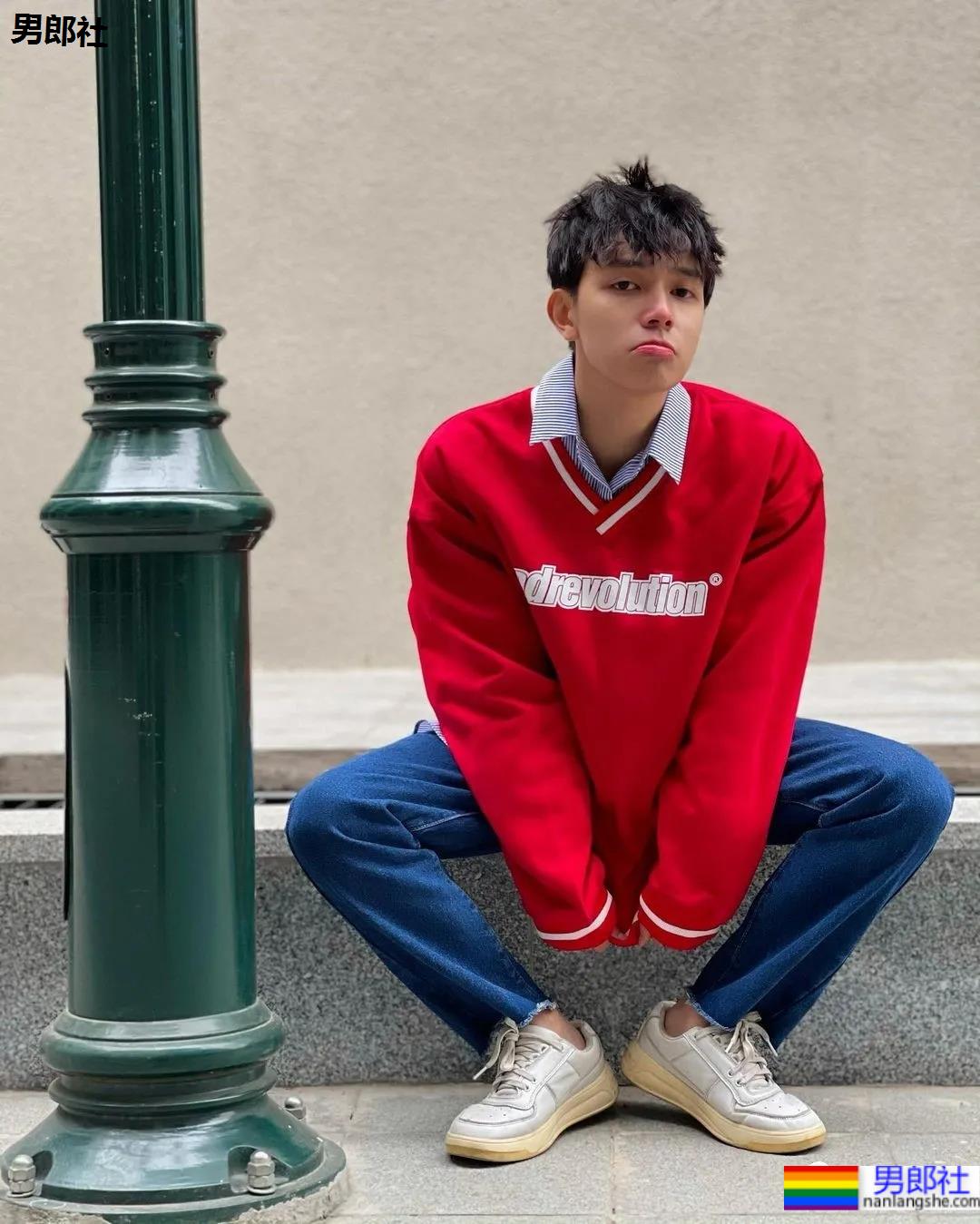 撞脸宋威龙的薄肌小奶狗穿紧身衣爆红，这身子我馋了！ - 51虹马