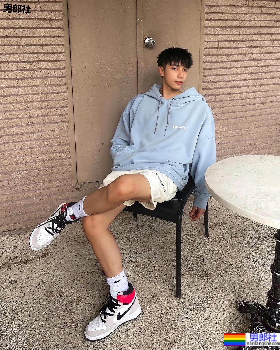 撞脸宋威龙的薄肌小奶狗穿紧身衣爆红，这身子我馋了！ - 51虹马