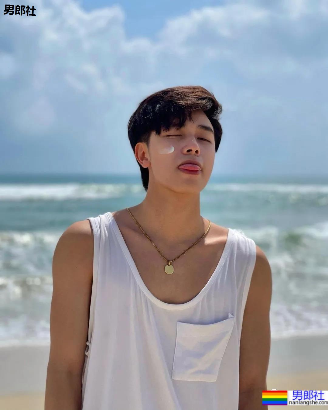 撞脸宋威龙的薄肌小奶狗穿紧身衣爆红，这身子我馋了！ - 51虹马