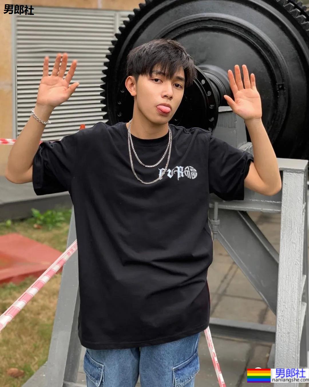 撞脸宋威龙的薄肌小奶狗穿紧身衣爆红，这身子我馋了！ - 51虹马