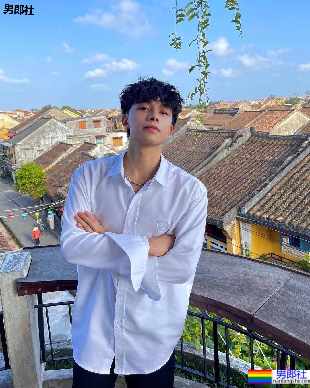 撞脸宋威龙的薄肌小奶狗穿紧身衣爆红，这身子我馋了！ - 51虹马