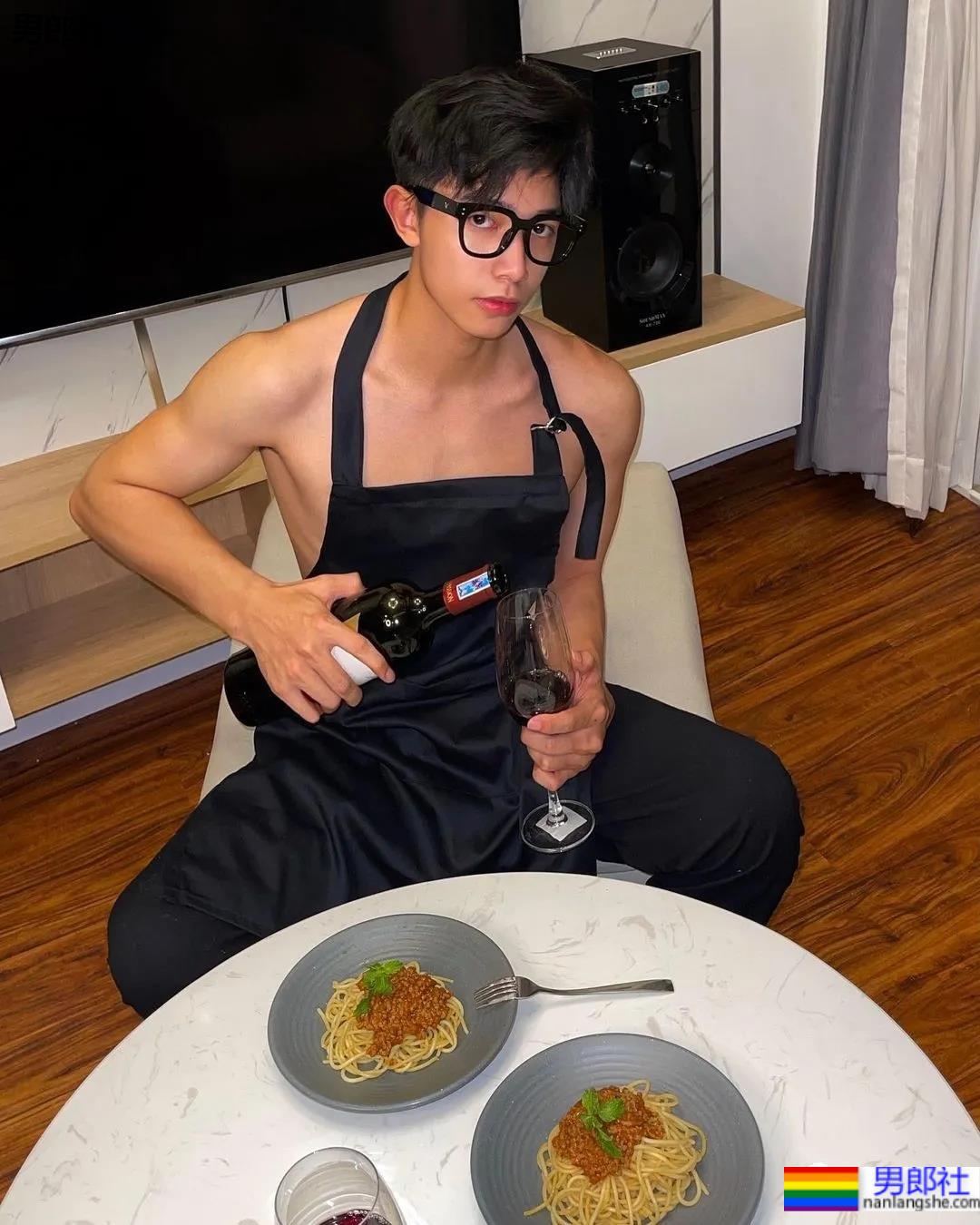 撞脸宋威龙的薄肌小奶狗穿紧身衣爆红，这身子我馋了！ - 51虹马