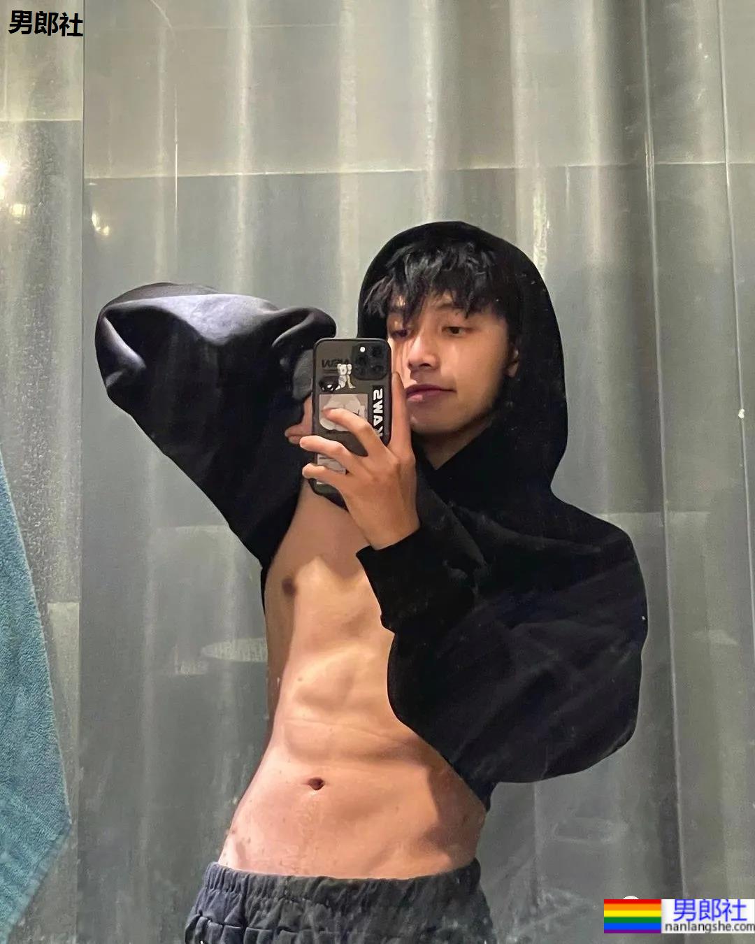 撞脸宋威龙的薄肌小奶狗穿紧身衣爆红，这身子我馋了！ - 51虹马