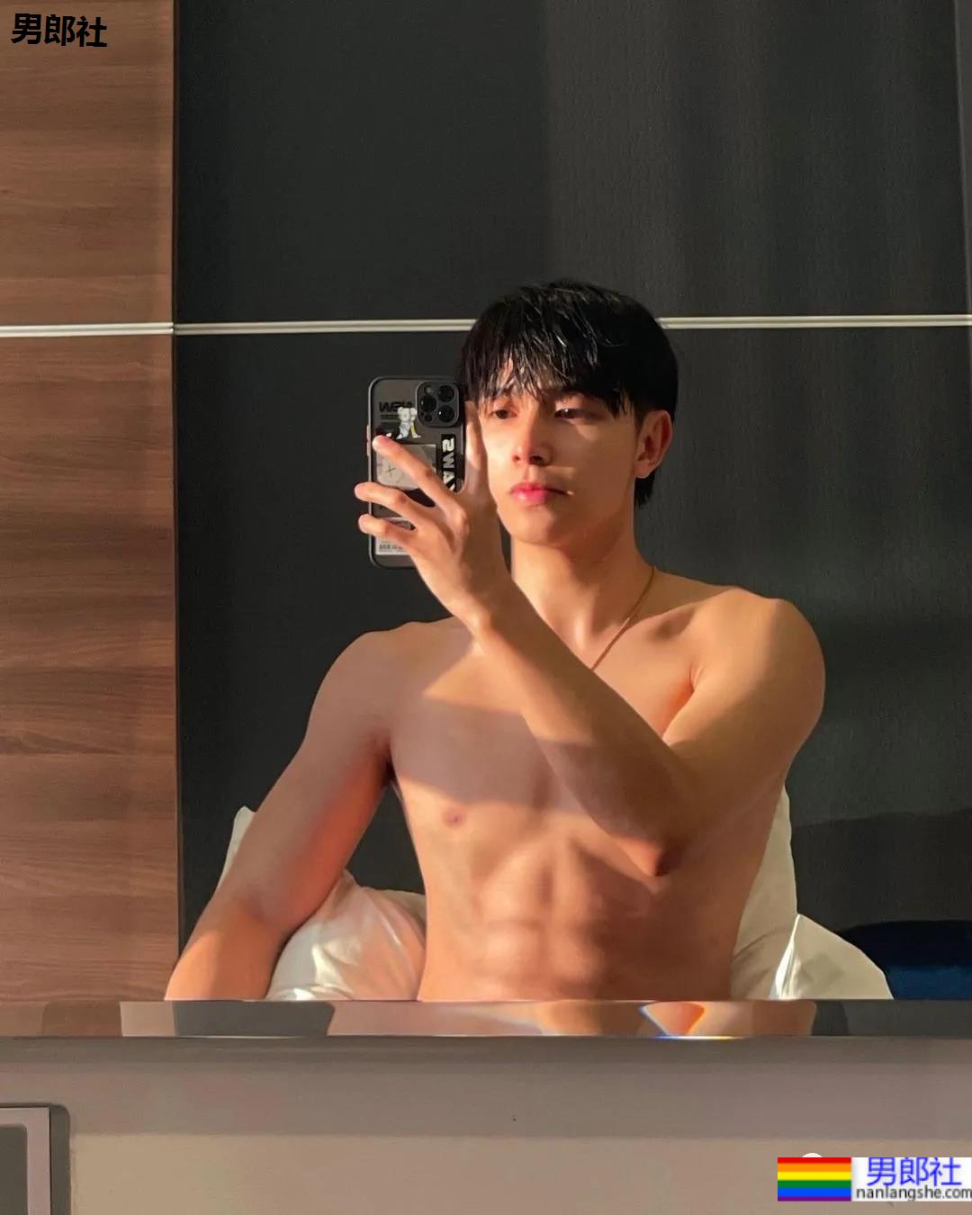 撞脸宋威龙的薄肌小奶狗穿紧身衣爆红，这身子我馋了！ - 51虹马