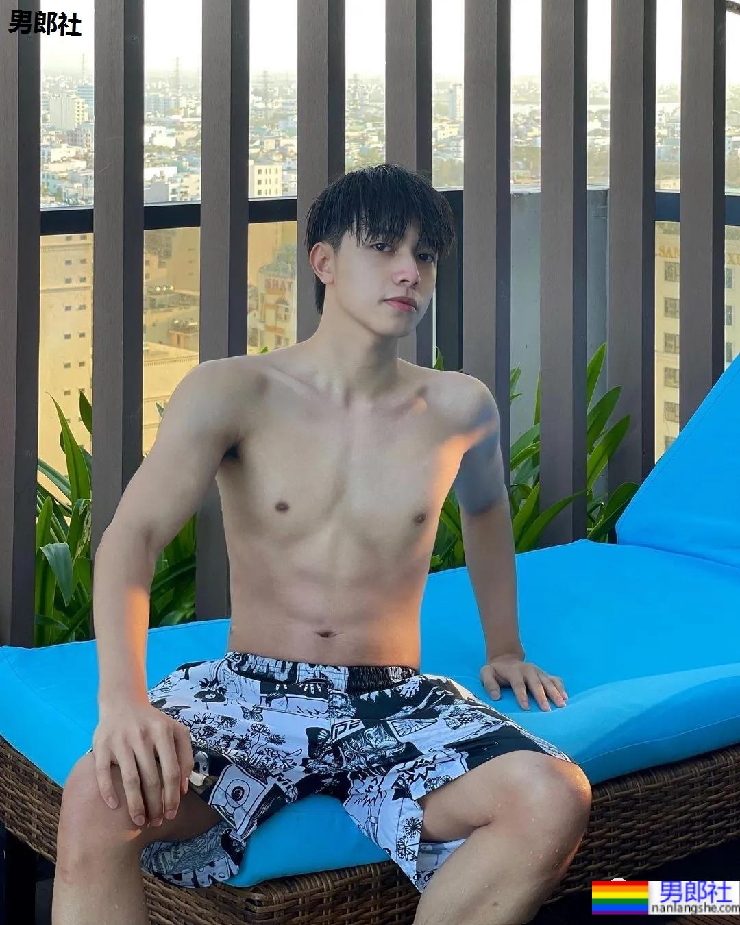 撞脸宋威龙的薄肌小奶狗穿紧身衣爆红，这身子我馋了！ - 51虹马