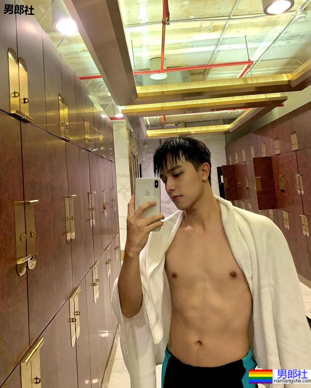 撞脸宋威龙的薄肌小奶狗穿紧身衣爆红，这身子我馋了！ - 51虹马