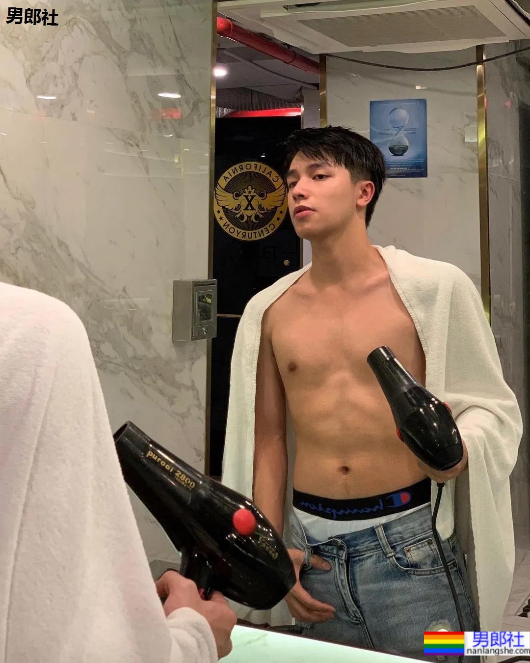 撞脸宋威龙的薄肌小奶狗穿紧身衣爆红，这身子我馋了！ - 51虹马