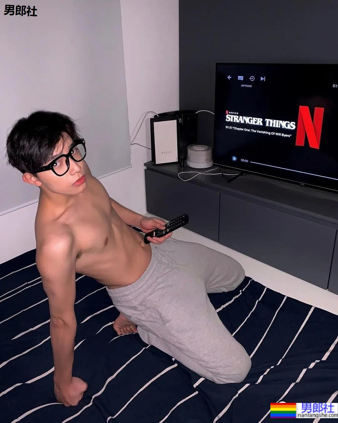 撞脸宋威龙的薄肌小奶狗穿紧身衣爆红，这身子我馋了！ - 51虹马