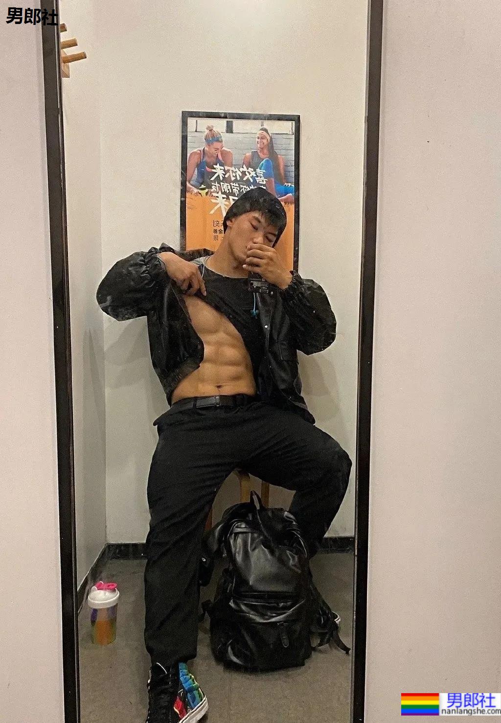 上海师大肌肉学长试衣间自拍照，扒衣后长得太粗壮了-51虹马